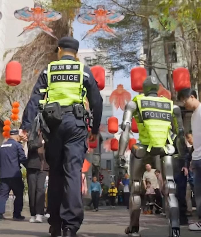 一个前空翻赚了2个亿，众擎机器人变身警察巡逻