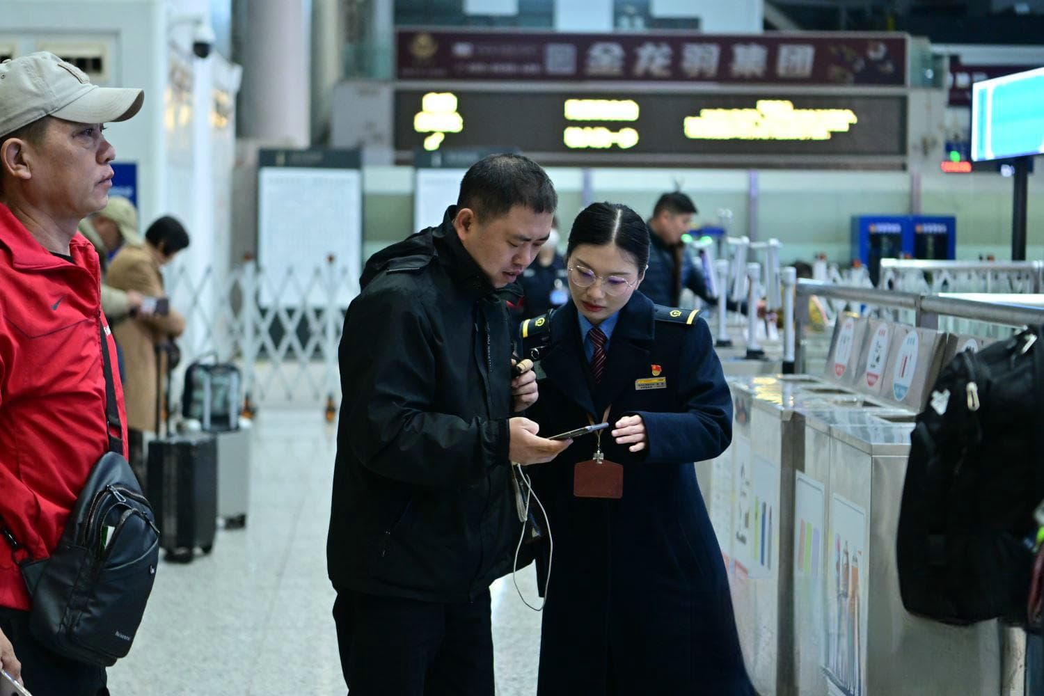 2025年春运正式开启 深圳首趟列车已发车