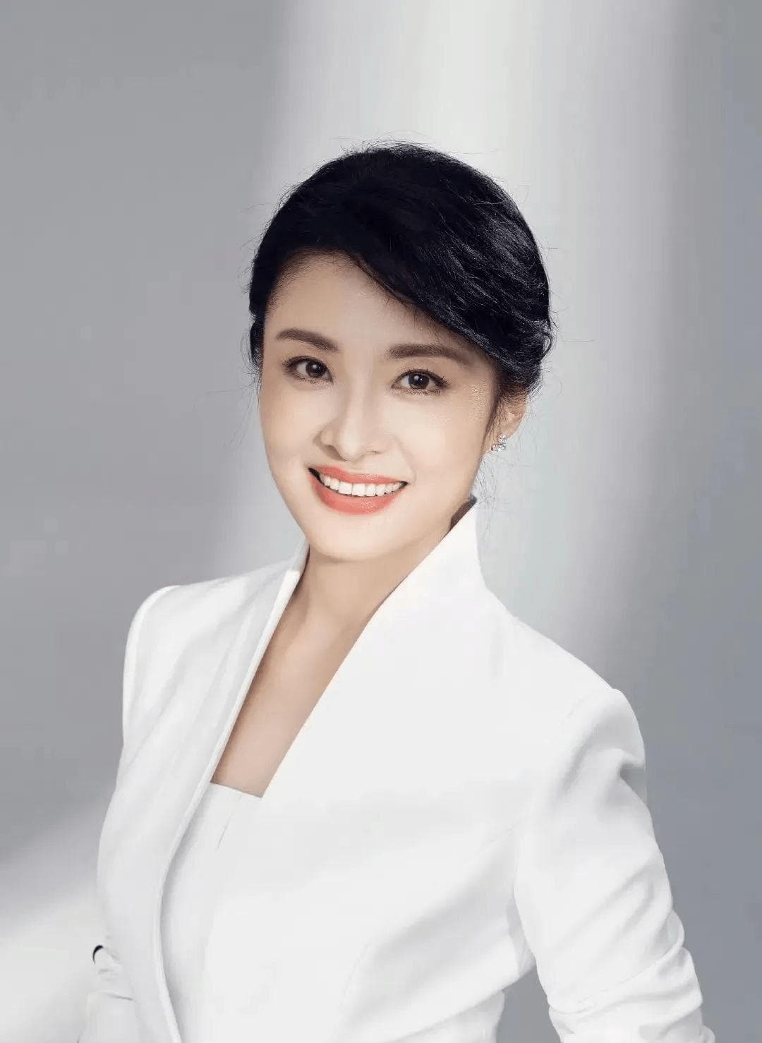 周涛：从央视主持人到央企董事长，重温这个“大女主”的事业之路