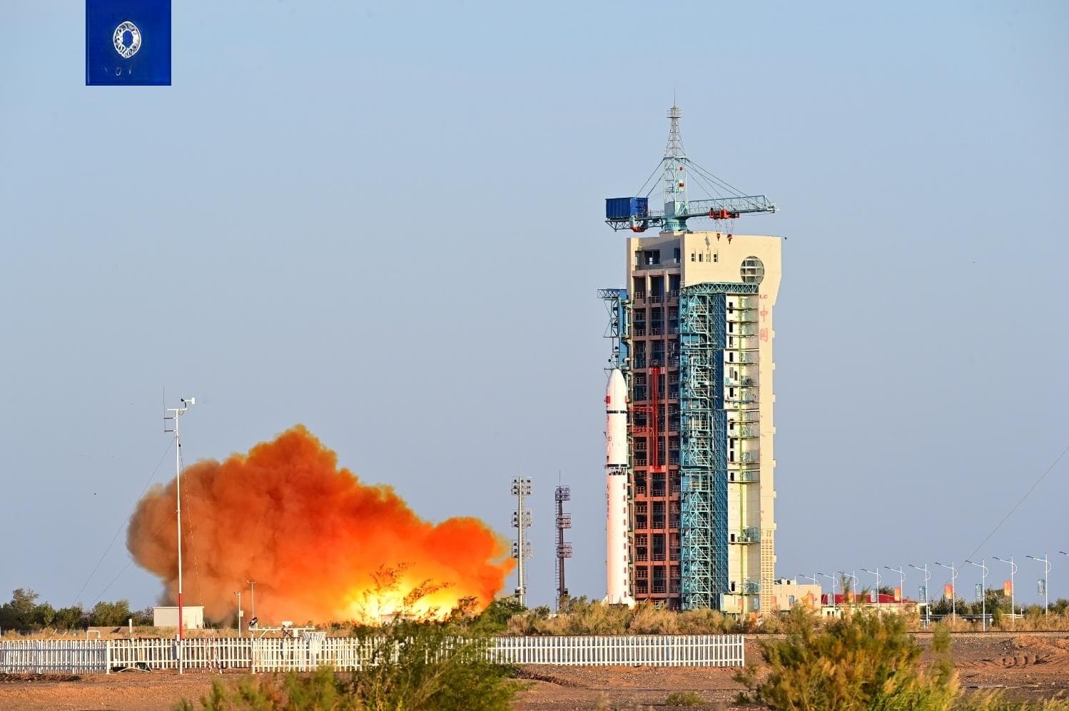 我国成功发射首颗可重复使用返回式技术试验卫星