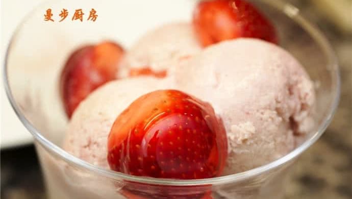 草莓牛奶沙冰：草莓季节的美味甜品