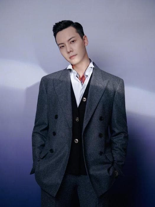 陈伟霆新剧《许我耀眼》杀青，精英造型引热议