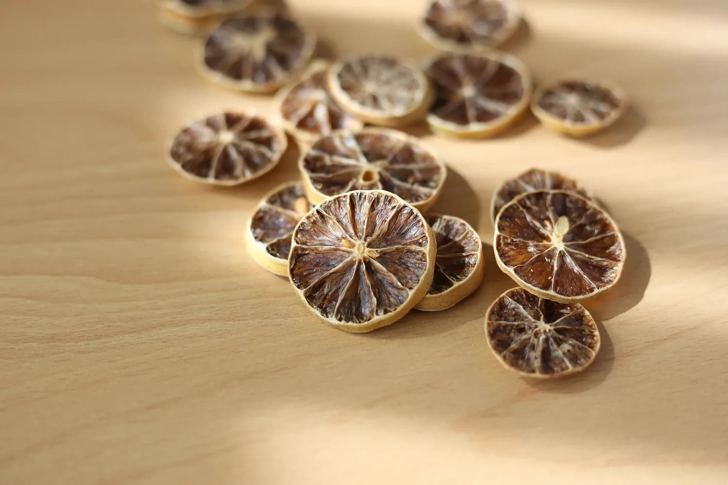 柠檬干片能美白吗？专家解析：效果有限，更适合保健