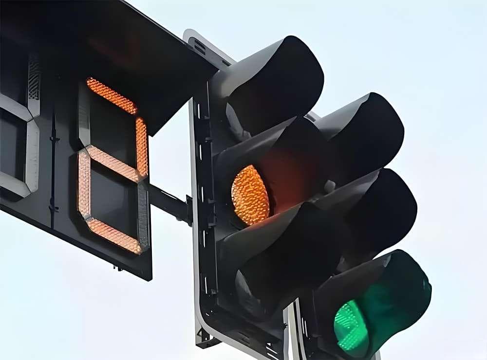 误闯红灯可否免罚？交警详解申诉条件与应对方法