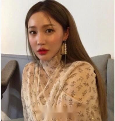 女生亚麻黄头发图片：示范亚麻黄头发如何扎好看