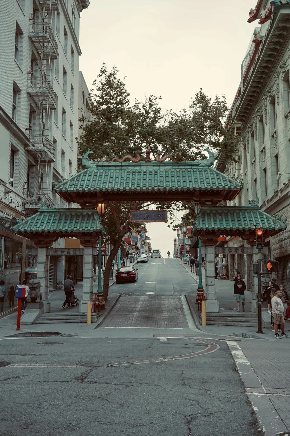《唐探1900》：一段被遗忘的华人血泪史