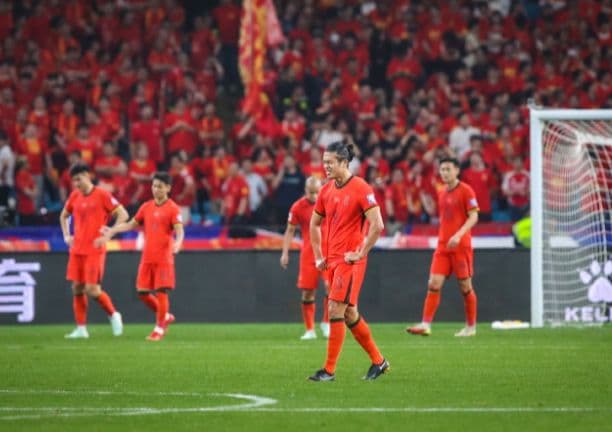 国足0-2澳大利亚，7万球迷现场心碎，世界杯出线只剩数学可能