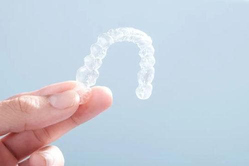正畸保持器使用全攻略：从佩戴时间到清洁保养