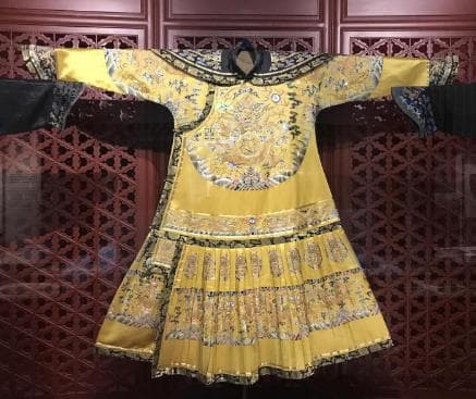 龙袍之谜：历代皇帝为何钟爱龙纹服饰？