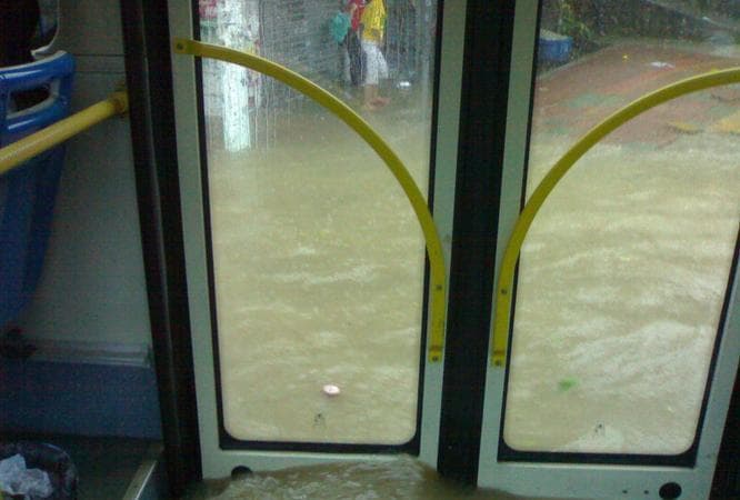 梦见下大雨：自然、心理与传统文化的多重解读
