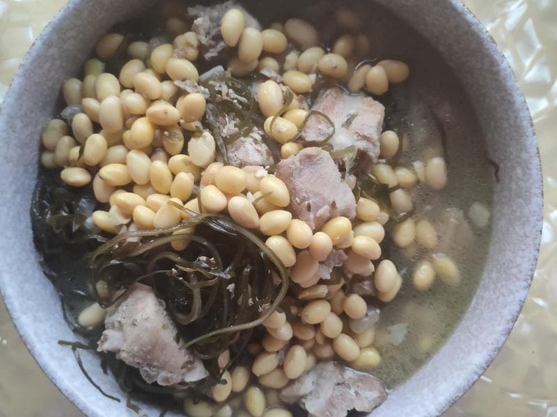 暖心暖胃的家常美味：海带黄豆排骨汤