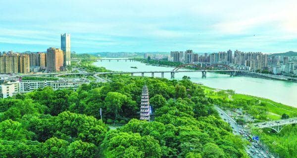 南充白塔：一座融合唐宋风格的千年古塔