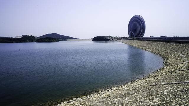 临湖亭：湖光山色间的诗意栖息地