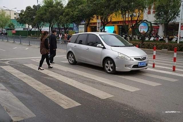 礼让还是通过？斑马线前如何正确地礼让行人？一文说清楚