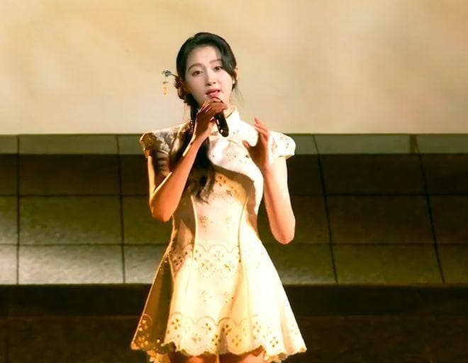 毛晓彤中秋晚会穿搭解析：36岁依旧甜美的时尚密码