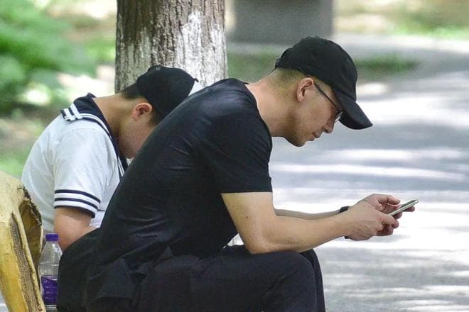 多看一小时，眼睛衰老一个月？这两个看手机的方式很伤身！