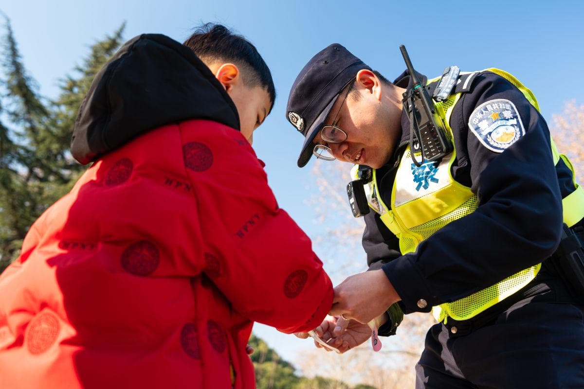 上海公安在热门景区景点开展大客流疏导