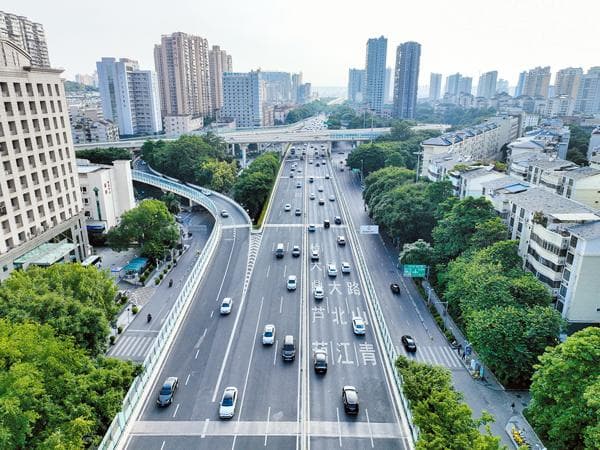 南宁交警科学制定实施细则打通道路交通堵点
