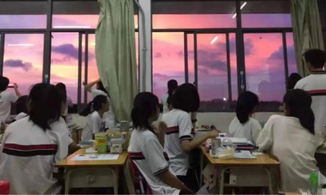 多地推行高中双休政策，学生焦虑指数下降但家长仍存担忧