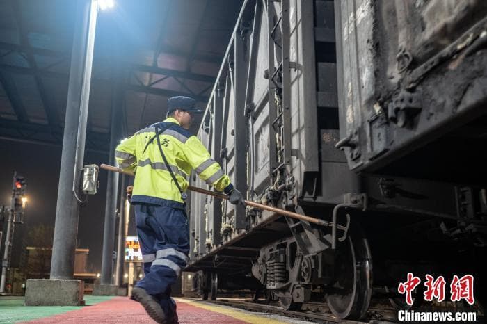 驼峰场上的“提钩快手”：春运期间的铁路编组站工作纪实