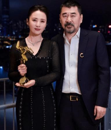 蒋勤勤首夺金鸡影后，详解“文理兼修”育儿法