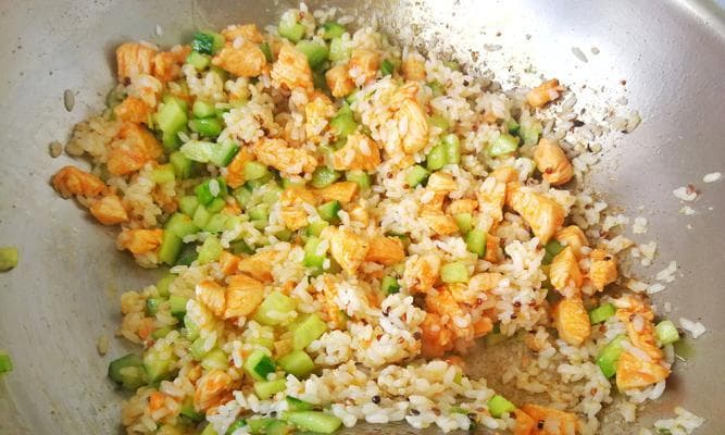 彩色炒饭怎么做？简单步骤和技巧全解析