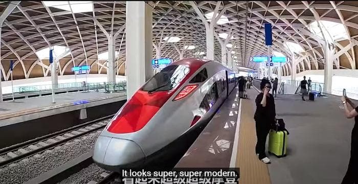 外网热评中国高铁vs印度火车：中国高铁领先全球，印度则进展缓慢