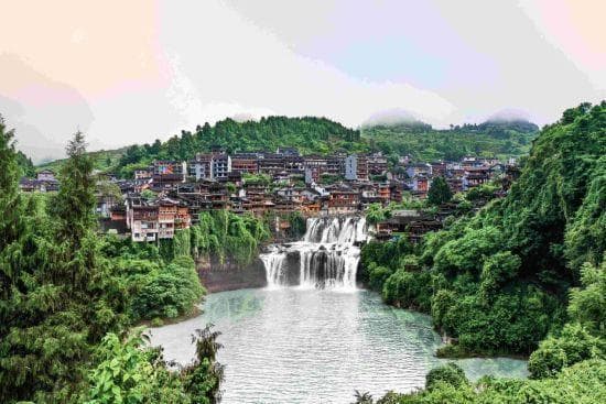 “新中式”旅游受欢迎 湘西芙蓉镇民俗文化火热