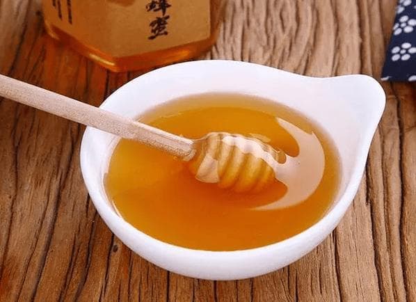 土蜂蜜的作用与功效有哪些?蜂蜜水正确喝法及最佳时间
