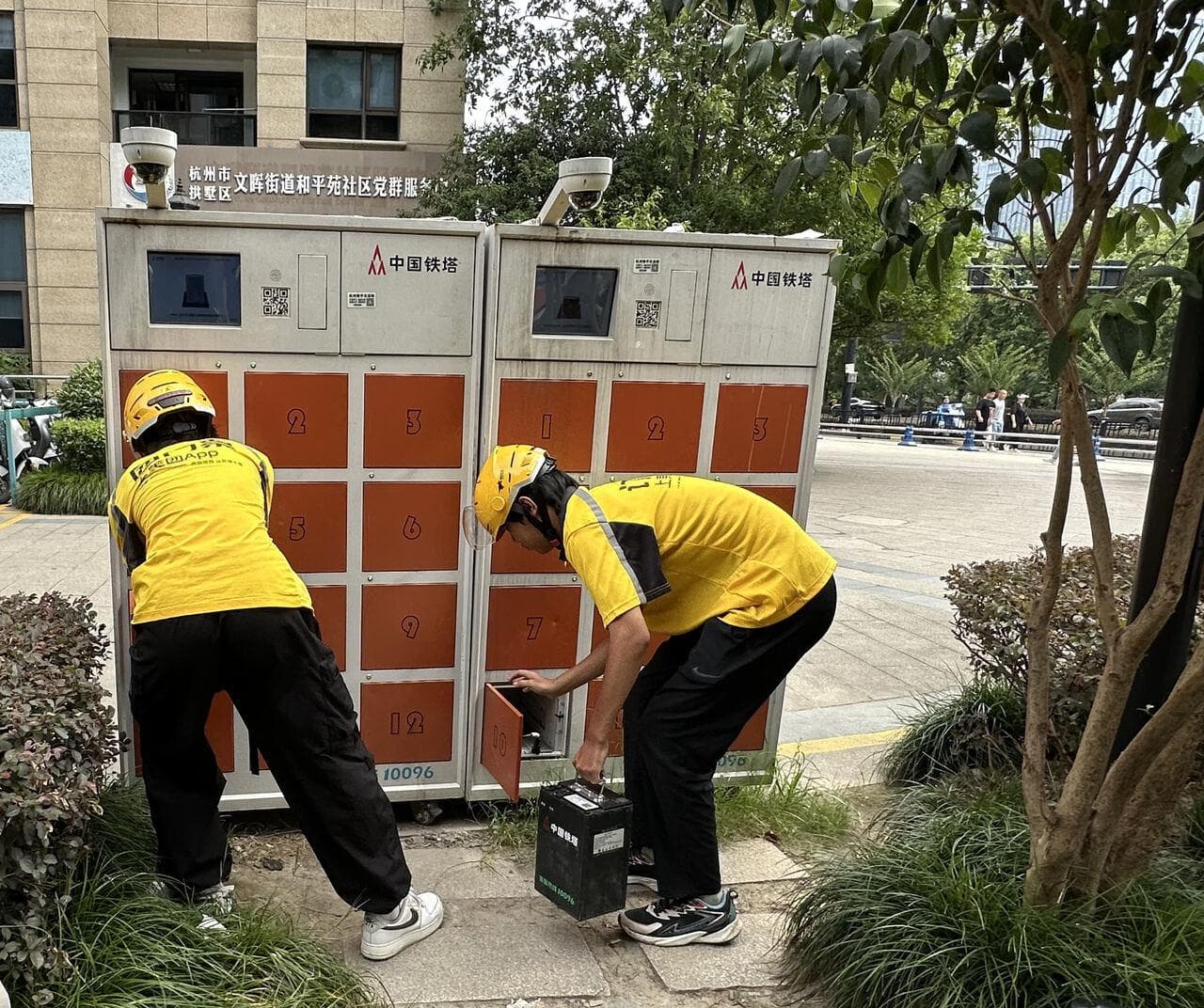 浙江换电计划启动 外卖小哥"秒换"电池