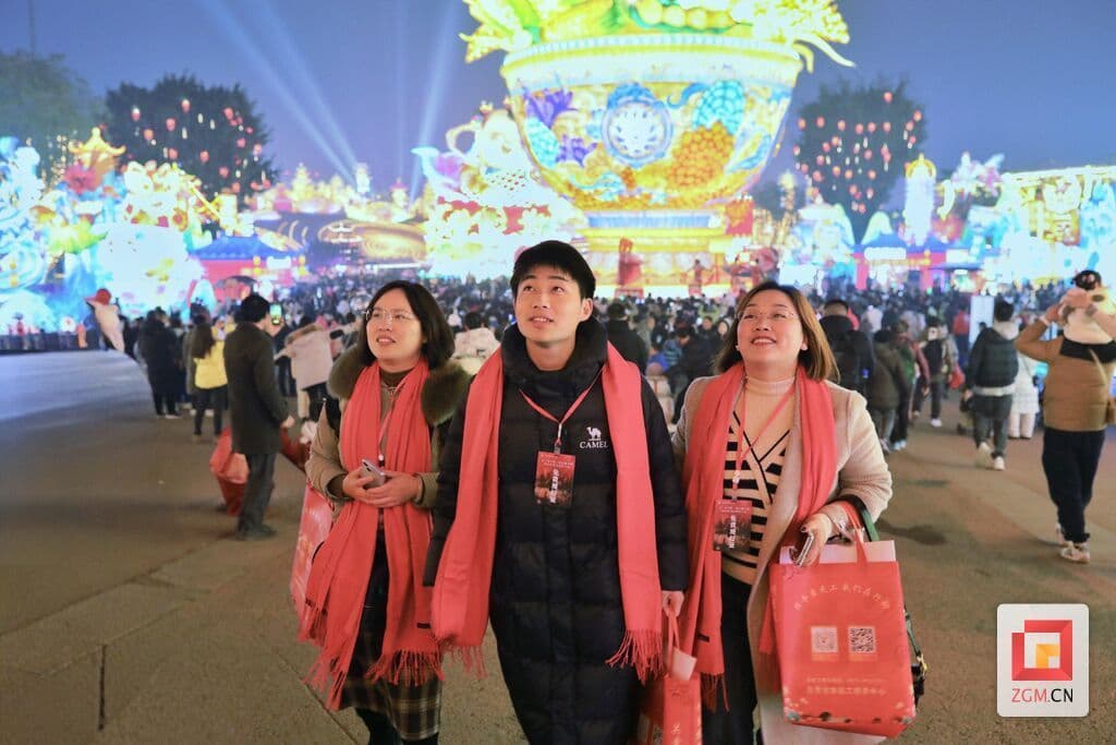 从月薪100到日赚千元 看自贡13万彩灯工匠如何编出幸福人生
