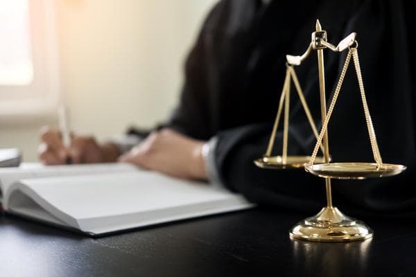 法院拒收邮政快递起诉书：法律适用问题与司法实践探析