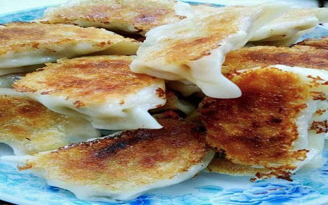 速冻水饺的神仙吃法-黄金脆皮煎饺配秘制酱汁