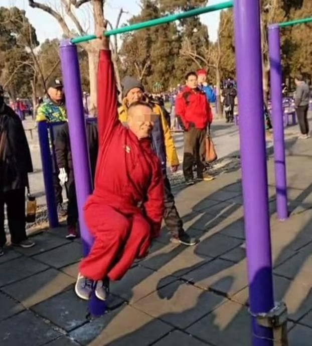 吊单杠真的能治愈腰椎病？专家：效果有限但有益健康