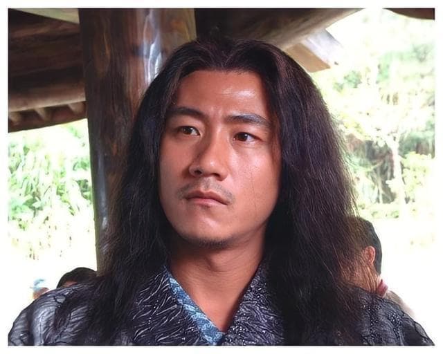 金庸武侠里，同是契丹人耶律齐坐稳丐帮之主，乔峰因何不行