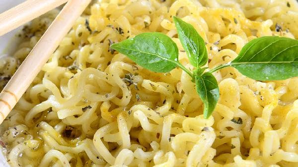 泡面营养价值分析：长期食用的危害与健康食用指南