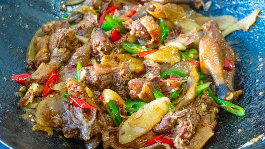 仔姜烧鸭的做法：香辣开胃，美味下饭