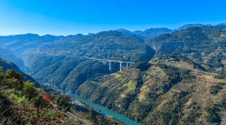 贵州乌蒙大地缝：从2800米高山直落北盘江畔