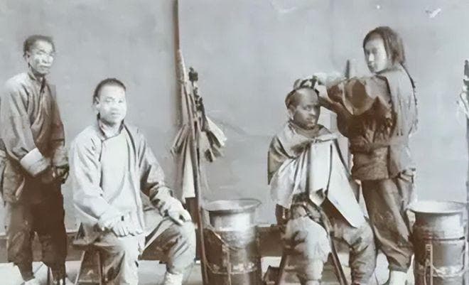 清朝皇帝是如何剃头的？理发师带刀工作，就不怕他们趁机行刺吗？