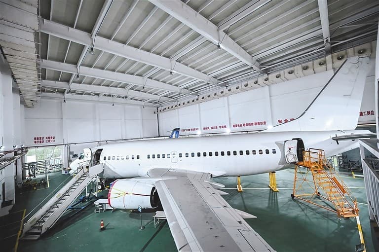 飞机“医生”是这样养成的———他们在波音737里上课