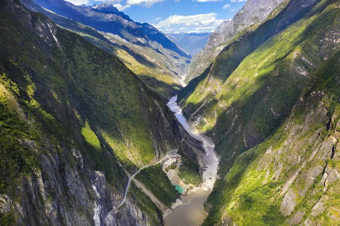 云南香格里拉虎跳峡：世界最深峡谷之一的壮丽景观