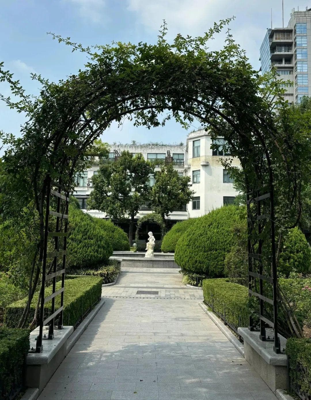 上海唯一“法式”园林走红，拥有近百年建园历史，超出片，地铁直达