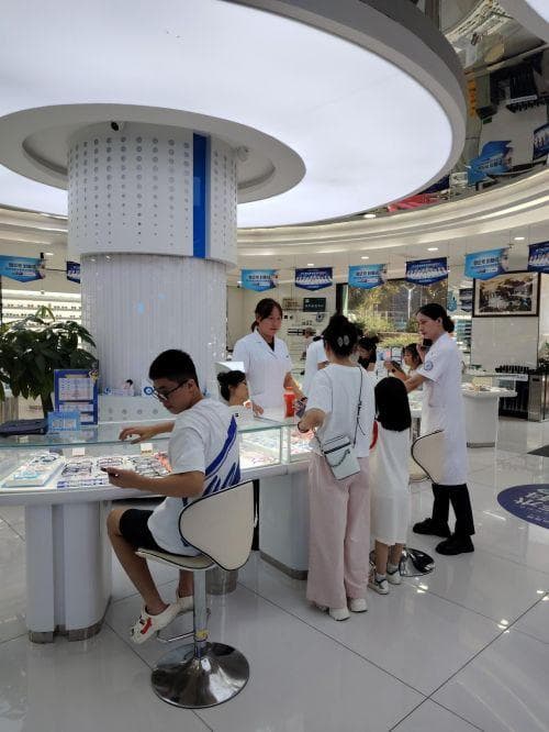 重庆配近视眼镜，镜片材质的选择与讲究
