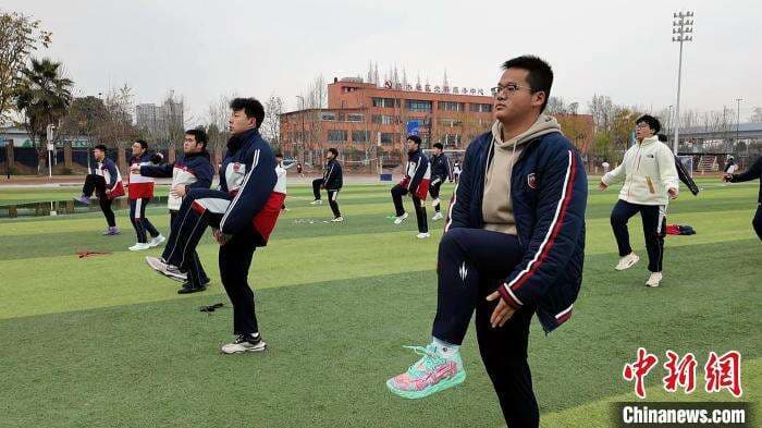 成都一中学开设减肥训练营 破解青少年体重管理难题