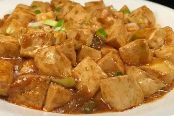 一碗热腾腾、香气四溢的炖豆腐，不仅能温暖人心，还能滋养身体