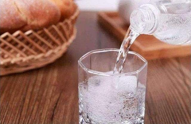 痛风了，长期喝苏打水能把尿酸降下来？医生辟谣和您聊聊碳酸氢钠