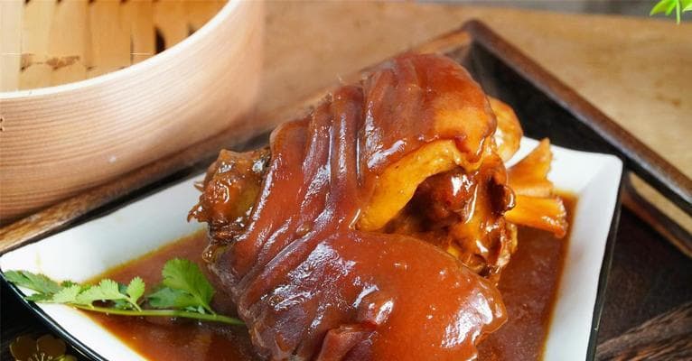 红烧猪肘制作全攻略：从选材到烹饪的每一个细节