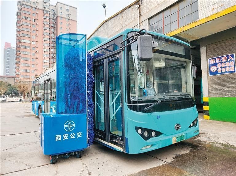 西安公交集团研发团队自主设计制作洗车机 公交车有了“洗澡”“神器”