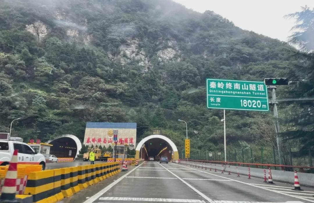 历时6年耗资40亿，上万人在秦岭“掏”了个洞，搞出一条世界之最