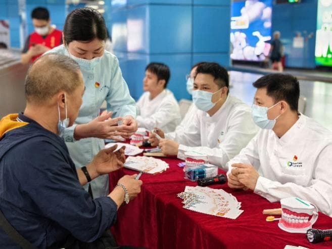 南方医科大学口腔医院开展义诊活动，专家团队进地铁站普及口腔健康知识